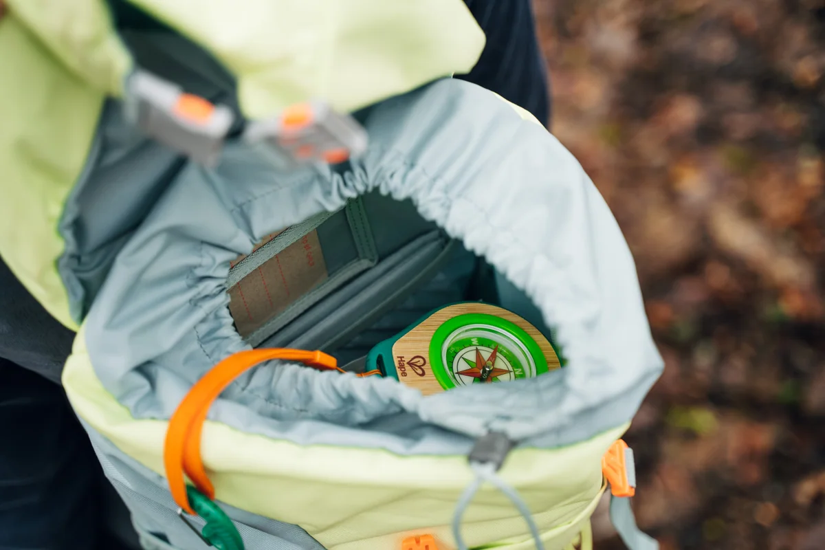 Blick in den Erlebnisrucksack mit Kompass für die Waldwanderung